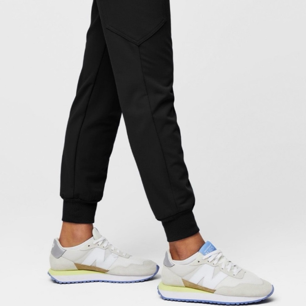 Figs Black high waisted Zamora Scrub pants - Picture 4 of 5